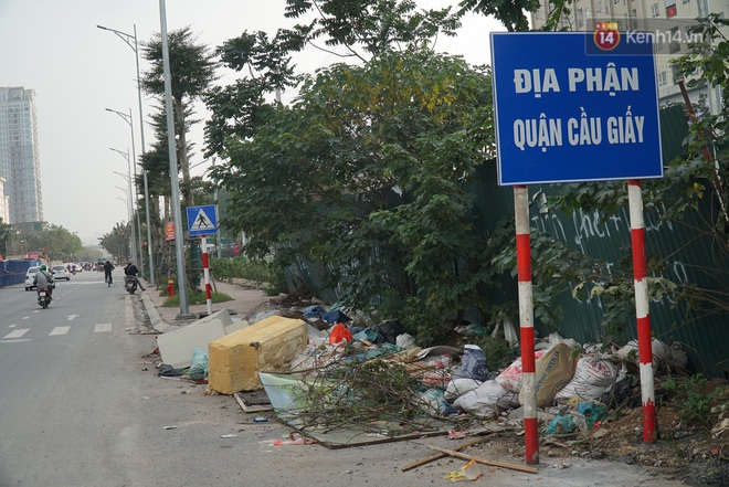 Ảnh: Tuyến đường huyết mạch nối ba quận nội thành Hà Nội bị rác thải “bao vây” - Ảnh 10.