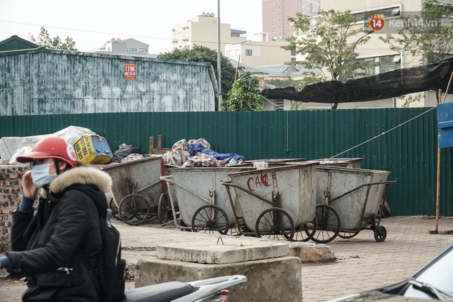 Ảnh: Tuyến đường huyết mạch nối ba quận nội thành Hà Nội bị rác thải “bao vây” - Ảnh 12.