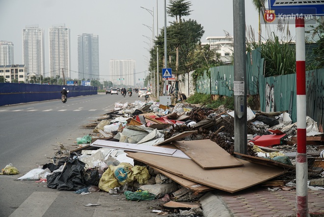 Ảnh: Tuyến đường huyết mạch nối ba quận nội thành Hà Nội bị rác thải “bao vây” - Ảnh 2.