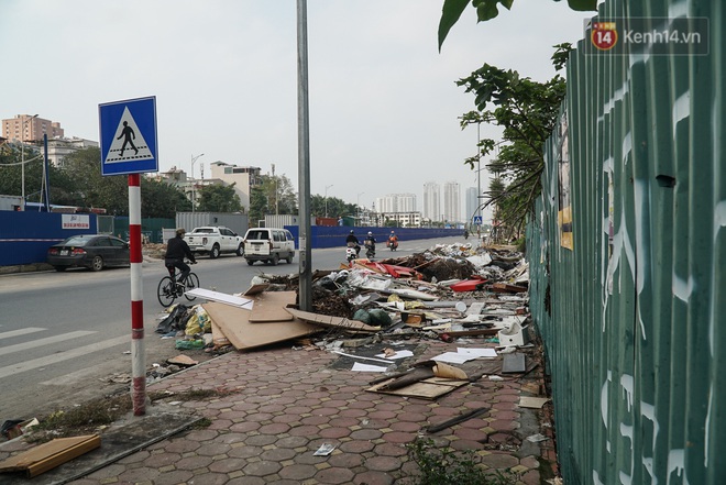 Ảnh: Tuyến đường huyết mạch nối ba quận nội thành Hà Nội bị rác thải “bao vây” - Ảnh 3.