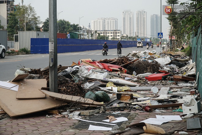 Ảnh: Tuyến đường huyết mạch nối ba quận nội thành Hà Nội bị rác thải “bao vây” - Ảnh 5.