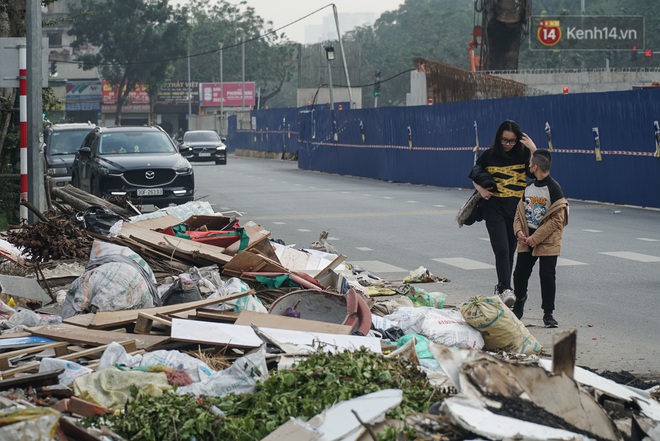 Ảnh: Tuyến đường huyết mạch nối ba quận nội thành Hà Nội bị rác thải “bao vây” - Ảnh 7.