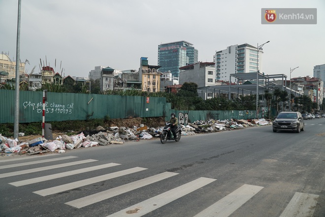 Ảnh: Tuyến đường huyết mạch nối ba quận nội thành Hà Nội bị rác thải “bao vây” - Ảnh 8.