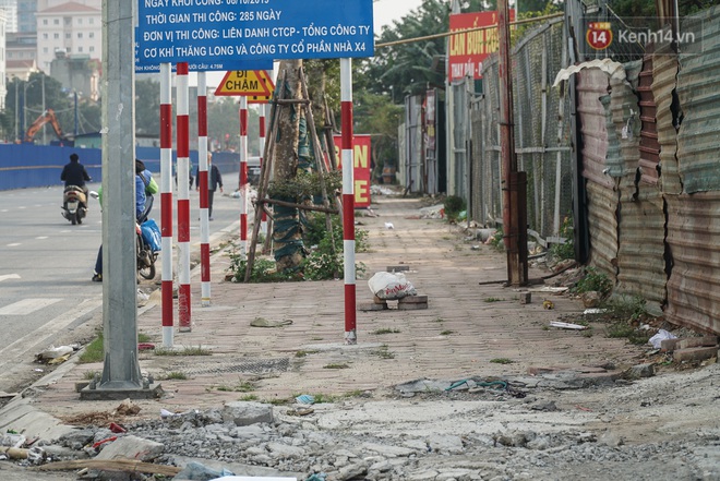 Ảnh: Tuyến đường huyết mạch nối ba quận nội thành Hà Nội bị rác thải “bao vây” - Ảnh 9.