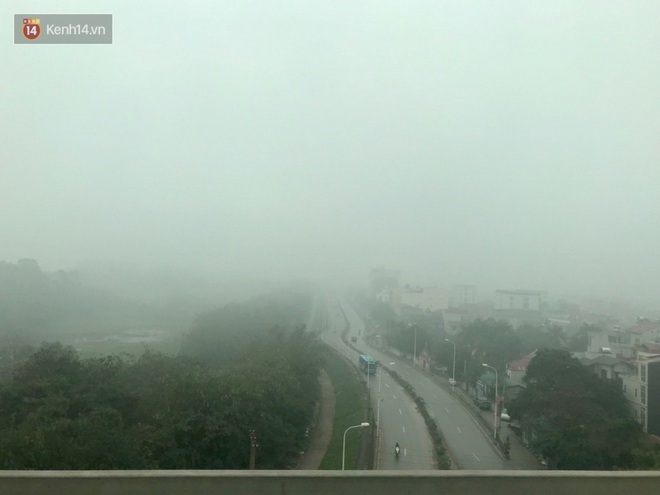 Ảnh, clip: Hà Nội xuất hiện sương mù từ sáng đến chiều trước khi đón đợt không khí lạnh mới vào cuối tuần - Ảnh 8.