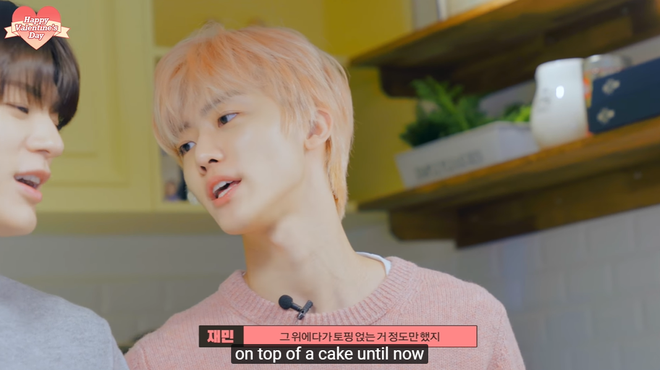 Lần đầu vào bếp hướng dẫn fan làm bánh kem nhân dịp Valentine, Jaemin (NCT) tăng động đến nỗi “đồng bọn” đứng cạnh cũng phải lắc đầu bó tay - Ảnh 2.