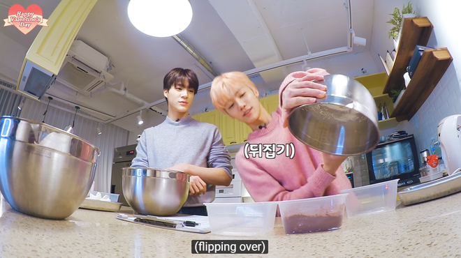 Lần đầu vào bếp hướng dẫn fan làm bánh kem nhân dịp Valentine, Jaemin (NCT) tăng động đến nỗi “đồng bọn” đứng cạnh cũng phải lắc đầu bó tay - Ảnh 5.