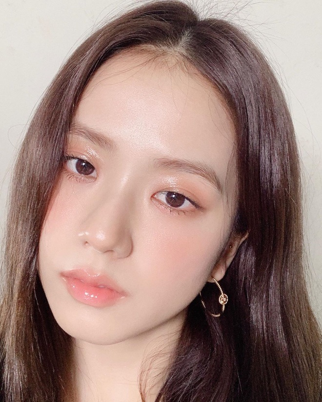 Jisoo khoe makeup “quả đào”, môi căng bóng khiến các nàng chỉ muốn muốn “bái bai” son lì và kiểu hoạ mặt đậm - Ảnh 1.