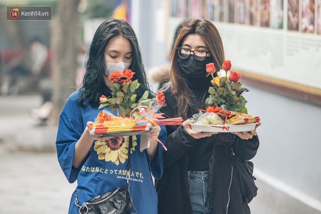 Chùa Hà đến hẹn lại lên: Các bạn trẻ đeo khẩu trang rủ nhau đi cầu duyên ngày Valentine - Ảnh 6.