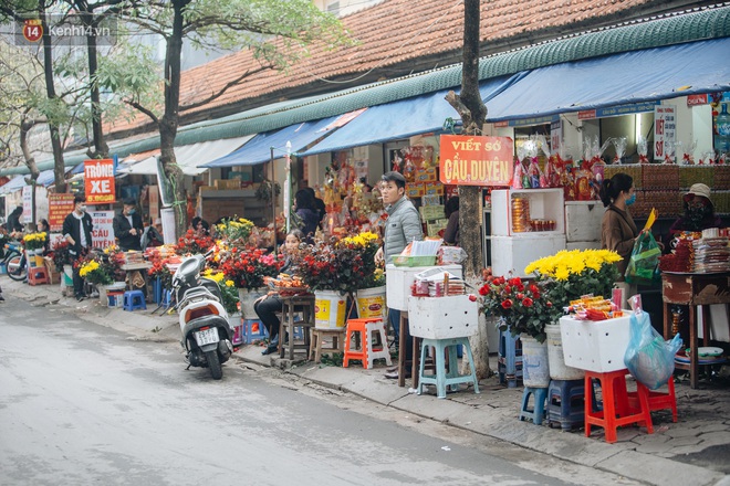 Chùa Hà đến hẹn lại lên: Các bạn trẻ đeo khẩu trang rủ nhau đi cầu duyên ngày Valentine - Ảnh 1.