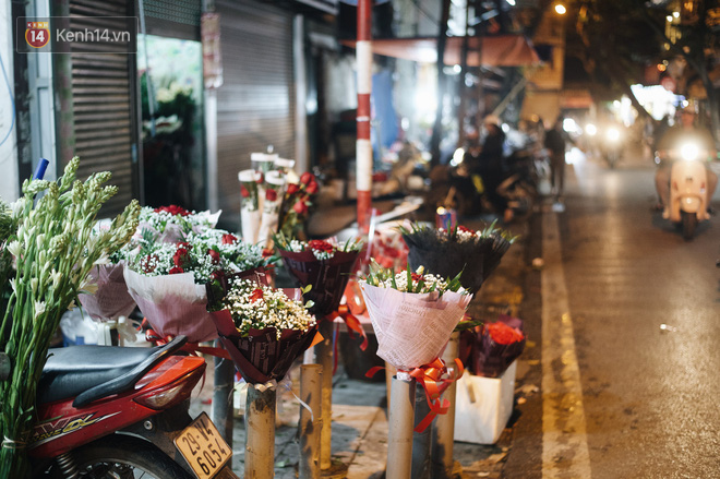 Valentine giữa mùa dịch, hàng hoa sinh viên vắng hẳn, có bán cũng lác đác người mua - Ảnh 13.