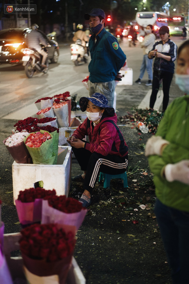 Valentine giữa mùa dịch, hàng hoa sinh viên vắng hẳn, có bán cũng lác đác người mua - Ảnh 9.