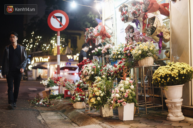 Valentine giữa mùa dịch, hàng hoa sinh viên vắng hẳn, có bán cũng lác đác người mua - Ảnh 7.