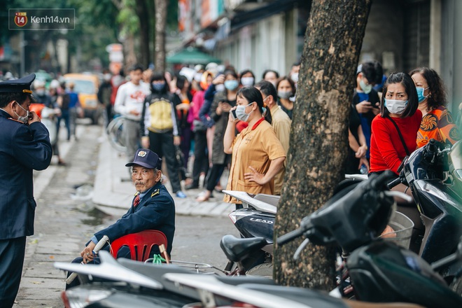 Người Hà Nội rồng rắn hết cả con phố, đợi nhận tem phiếu để mua khẩu trang vải sử dụng 30 lần - Ảnh 7.