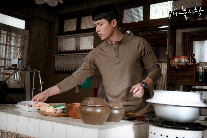 Anh quân nhân Hyun Bin: Tủ đồ hiệu chẳng kém người tình, bất ngờ nhất là chiếc sơ mi chỉ vài trăm khiến hội chị em loạn nhịp - Ảnh 1.