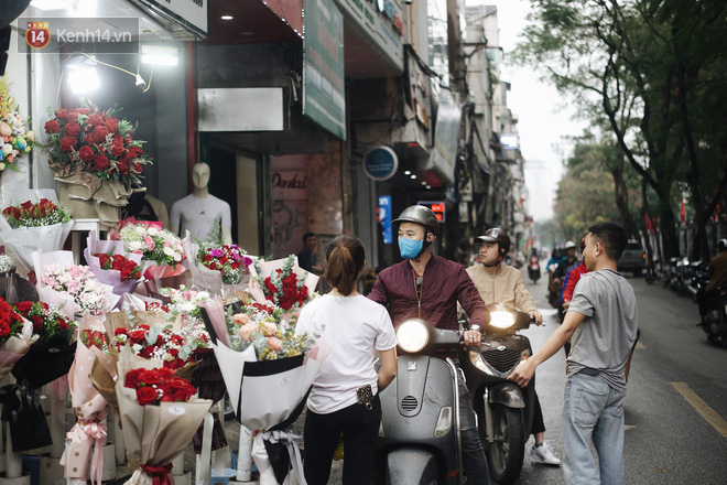 Valentine giữa mùa dịch, hàng hoa sinh viên vắng hẳn, có bán cũng lác đác người mua - Ảnh 3.