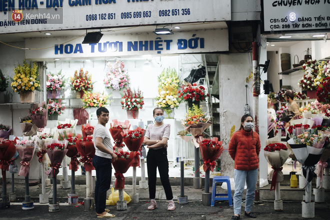 Valentine giữa mùa dịch, hàng hoa sinh viên vắng hẳn, có bán cũng lác đác người mua - Ảnh 5.