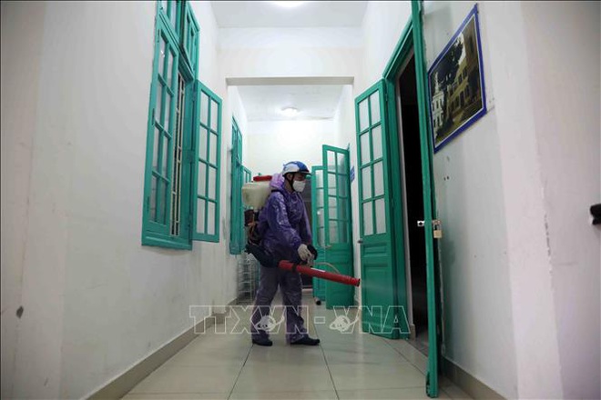 Các trường học Hà Nội tiến hành khử khuẩn lần thứ ba - Ảnh 1.