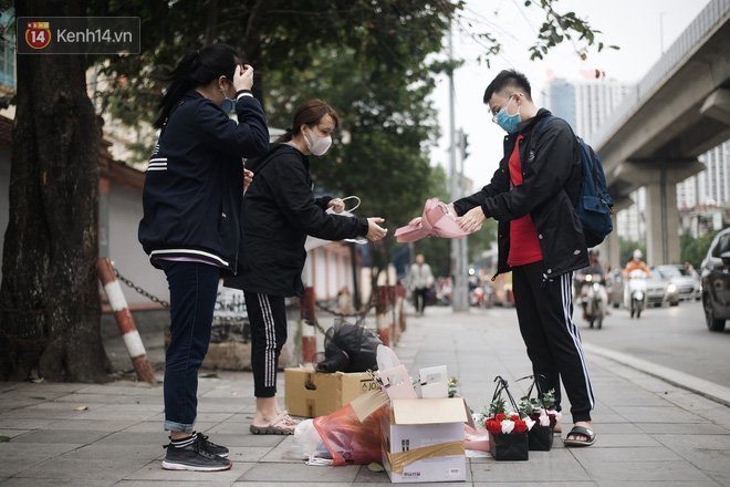 Valentine giữa mùa dịch, hàng hoa sinh viên vắng hẳn, có bán cũng lác đác người mua - Ảnh 2.