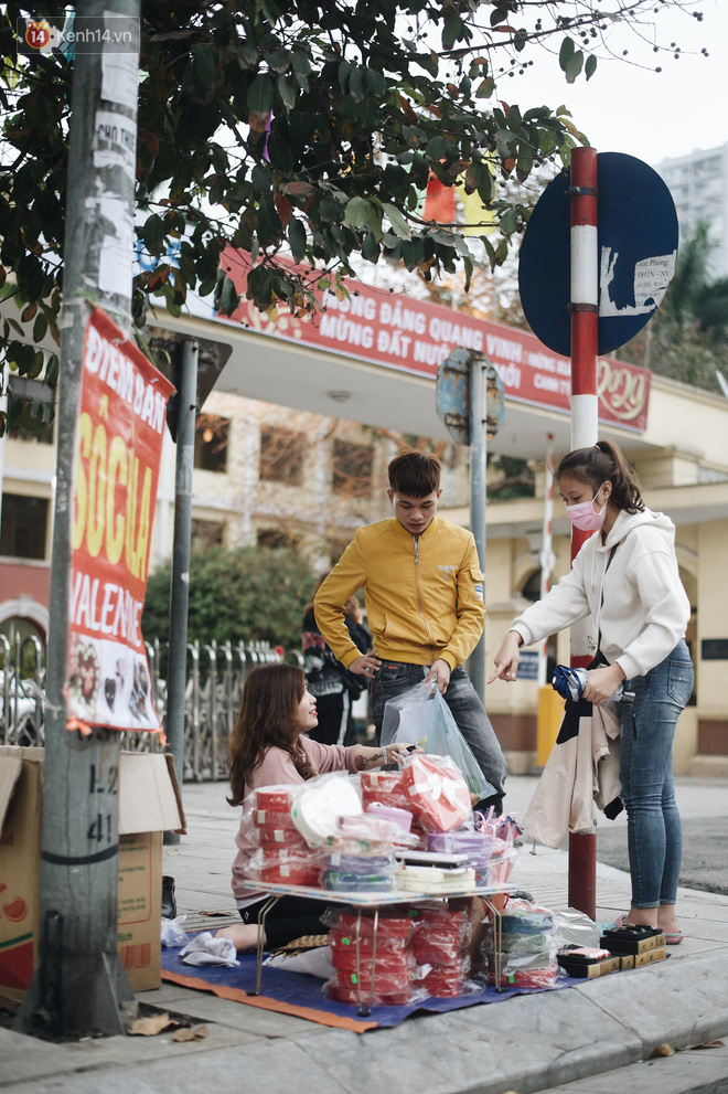 Valentine giữa mùa dịch, hàng hoa sinh viên vắng hẳn, có bán cũng lác đác người mua - Ảnh 6.