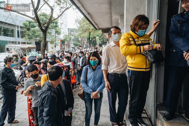 Người Hà Nội rồng rắn hết cả con phố, đợi nhận tem phiếu để mua khẩu trang vải sử dụng 30 lần - Ảnh 18.