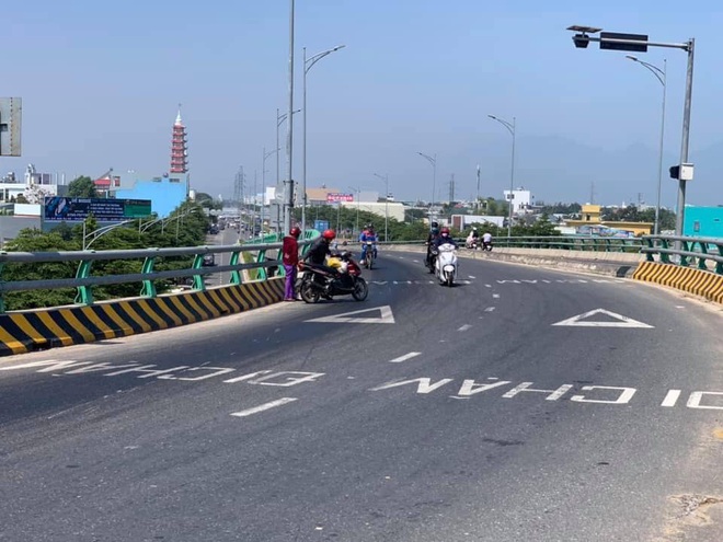 Dầu tràn xuống đường khiến hàng chục xe máy gặp nạn trên cầu vượt Ngã Ba Huế - Ảnh 3.