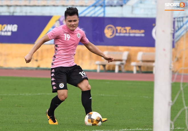 Quang Hải độc diễn, ông bố trẻ Hùng Dũng tập thêm hùng hục sau khi đã cày trọn vẹn buổi đá tập của Hà Nội FC  - Ảnh 2.