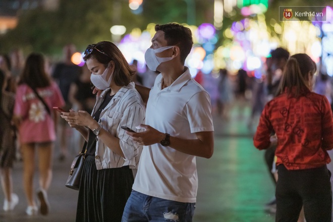 Chùm ảnh: Phố đi bộ Nguyễn Huệ vẫn đông kín người giữa những ngày tâm điểm dịch virus corona, một số người phớt lờ việc đeo khẩu trang phòng bệnh - Ảnh 13.