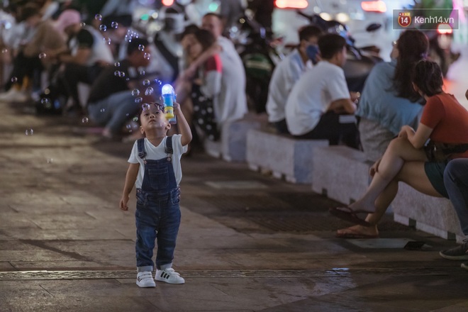 Chùm ảnh: Phố đi bộ Nguyễn Huệ vẫn đông kín người giữa những ngày tâm điểm dịch virus corona, một số người phớt lờ việc đeo khẩu trang phòng bệnh - Ảnh 27.