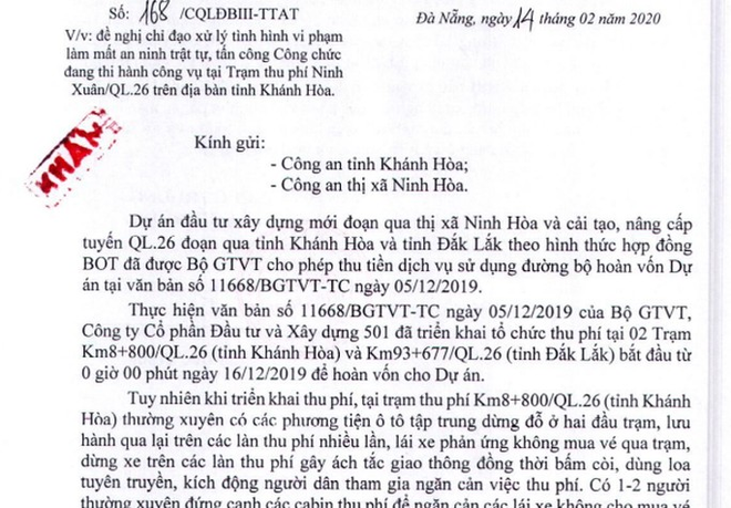 Người đàn ông mặc áo đỏ đại náo trạm thu phí BOT Ninh Xuân, 1 bảo vệ nhập viện  - Ảnh 1.