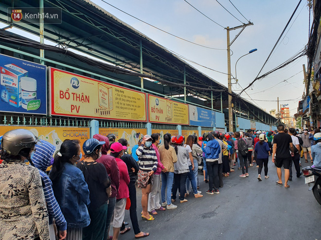 Ảnh: Vạ vật xếp h&#224;ng d&#224;i cả c&#226;y số từ s&#225;ng sớm để mua khẩu trang vẫn kh&#244;ng được, người S&#224;i G&#242;n ng&#225;n ngẩm ra về - Ảnh 2.