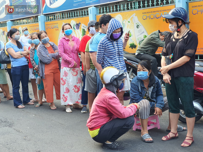 Ảnh: Vạ vật xếp h&#224;ng d&#224;i cả c&#226;y số từ s&#225;ng sớm để mua khẩu trang vẫn kh&#244;ng được, người S&#224;i G&#242;n ng&#225;n ngẩm ra về - Ảnh 5.