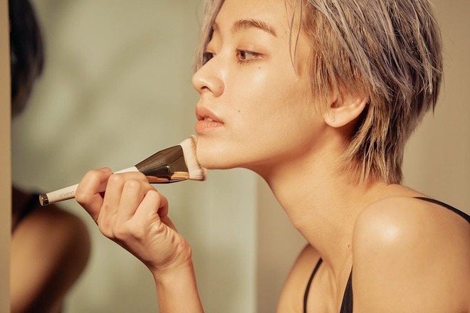 Cô nàng chuyển giới siêu hot của Itaewon Class: Nhan sắc lạ, lột xác nhờ tóc dài và màn hôn môi đồng tính gây sốc - Ảnh 11.