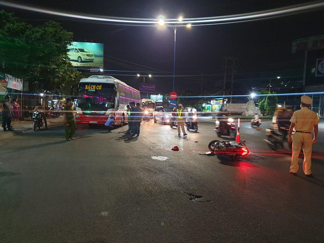 Bình Dương: Chạy xe máy băng qua đường, cả gia đình 3 người bị xe tông khiến bé trai 5 tuổi tử vong - Ảnh 1.