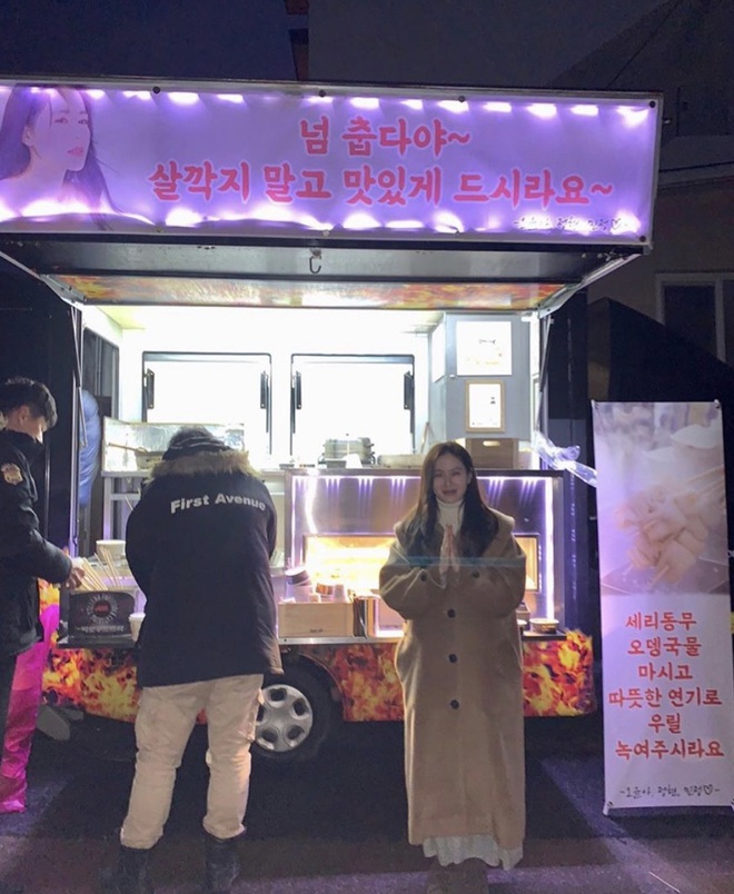 Quá ghen tị với Se Ri (Son Ye Jin) vì suốt thời gian quay Crash Landing On You được tặng đến cả chục xe đồ ăn bởi các nghệ sĩ đình đám Hàn Quốc - Ảnh 15.