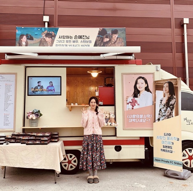 Quá ghen tị với Se Ri (Son Ye Jin) vì suốt thời gian quay Crash Landing On You được tặng đến cả chục xe đồ ăn bởi các nghệ sĩ đình đám Hàn Quốc - Ảnh 8.