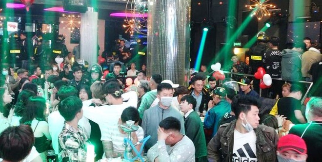  T&acirc;n gi&aacute;m đốc C&ocirc;ng an L&acirc;m Đồng chỉ đạo đ&aacute;nh &uacute;p qu&aacute;n bar ăn chơi bậc nhất Đ&agrave; Lạt  - Ảnh 1.