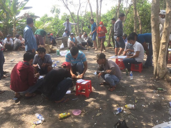 Công an Tiền Giang lại phá trường gà quy mô lớn, tóm 36 đối tượng  - Ảnh 1.