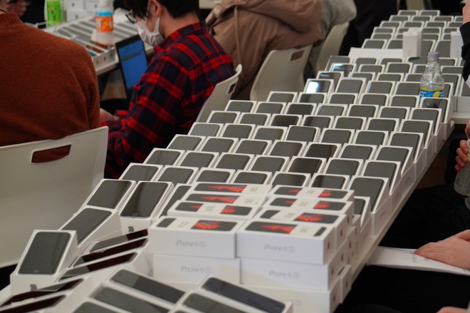 200 hành khách bị cách ly do virus Covid-19, Nhật Bản ra tay phát 2000 iPhone miễn phí để trợ giúp - Ảnh 2.