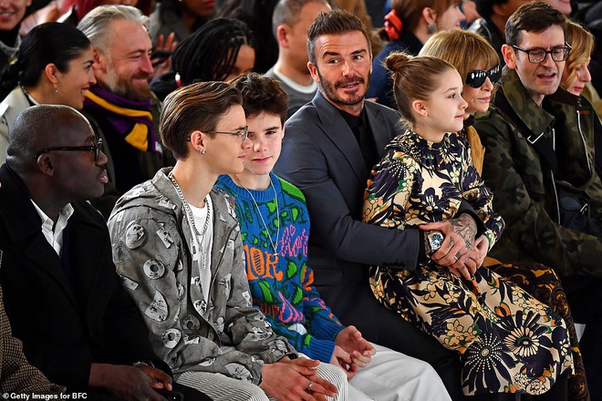 Gia đình Beckham chiếm spotlight tại show thời trang của Vic: Brooklyn vắng mặt, 2 quý tử Romeo và Cruz ngày càng bảnh - Ảnh 7.