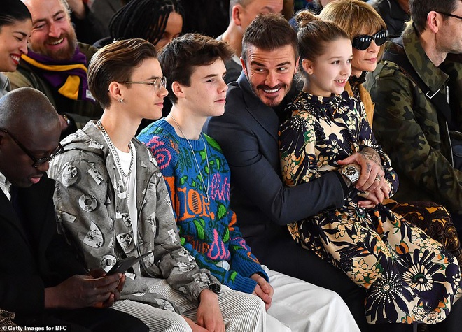 Gia đình Beckham chiếm spotlight tại show thời trang của Vic: Brooklyn vắng mặt, 2 quý tử Romeo và Cruz ngày càng bảnh - Ảnh 1.