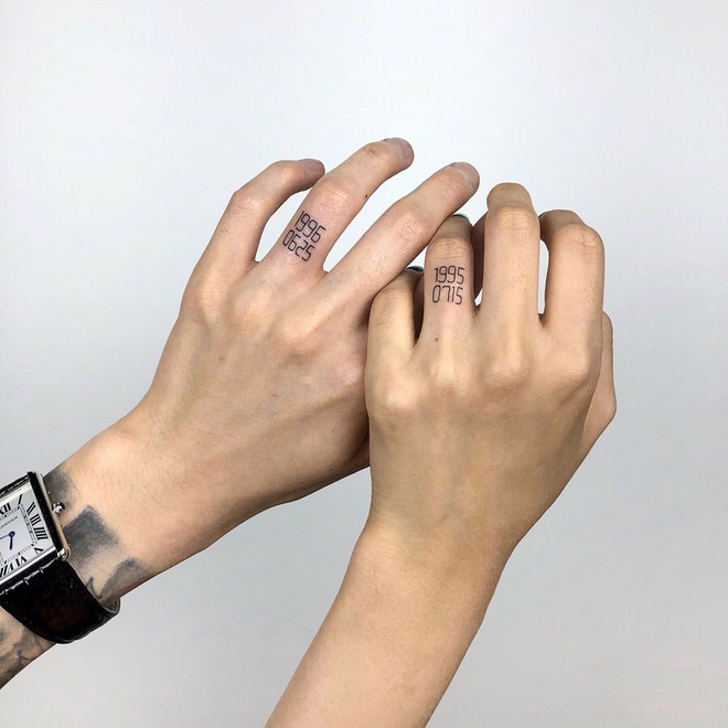 Hình xăm ngón tay đeo nhẫn đã trở thành một xu hướng thời thượng và sáng tạo. Giờ đây, các hình xăm được thiết kế tinh tế và độc đáo, trở thành một phụ kiện thú vị cho ngón tay. Hãy khám phá thêm về những hình xăm đẹp và ấn tượng này và thêm chúng vào bộ sưu tập đồ trang sức của bạn.