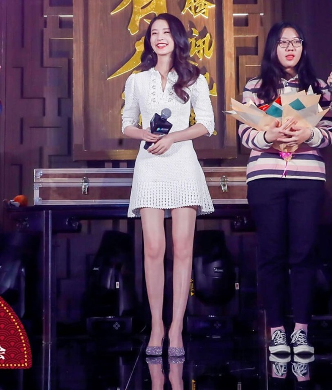 Cùng diện váy bánh bèo, Park Min Young xinh rất xinh nhưng không lấn át được Lisa với đôi giày đế độn hàng khủng - Ảnh 4.