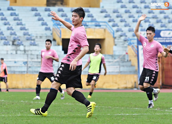 Duy Mạnh phản hồi hài hước màu áo mới của Hà Nội FC: Lúc tím lúc hồng thì biết là nam hay nữ rồi đấy - Ảnh 4.