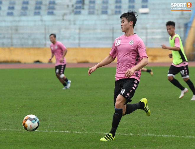 Duy Mạnh phản hồi hài hước màu áo mới của Hà Nội FC: Lúc tím lúc hồng thì biết là nam hay nữ rồi đấy - Ảnh 5.