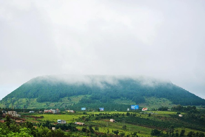 Văn Toàn chụp ảnh thần thái cho Tuấn Anh trong chuyến chinh phục đỉnh núi lửa nổi tiếng nhất Tây Nguyên - Ảnh 8.