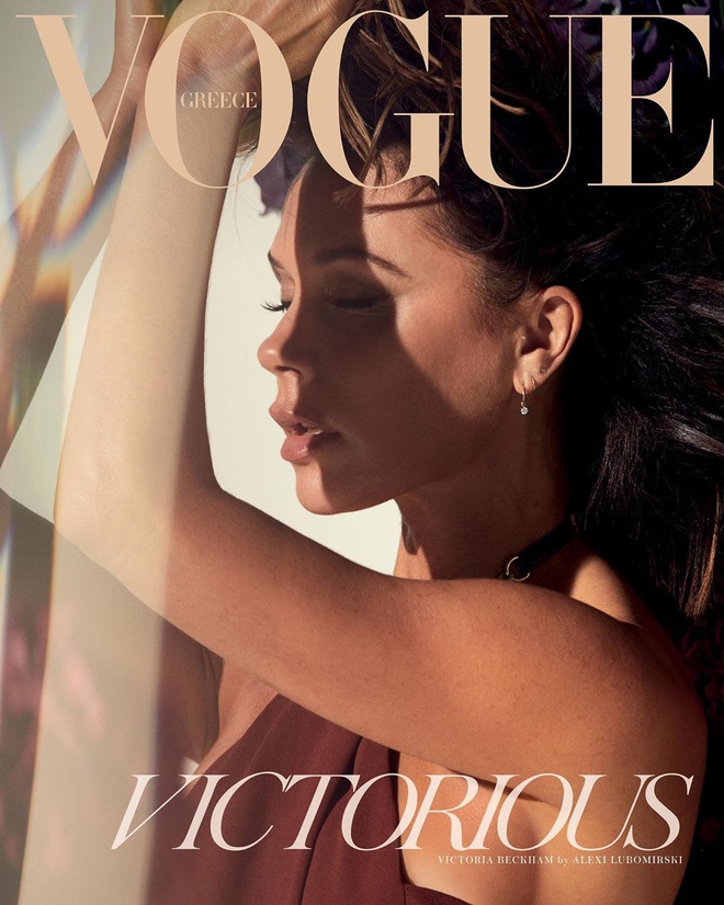 Bộ ảnh tạp chí mới gây xôn xao của Victoria: Sắc vóc của bà mẹ U50, 4 con như thế này bảo sao David Beckham mê mẩn - Ảnh 3.
