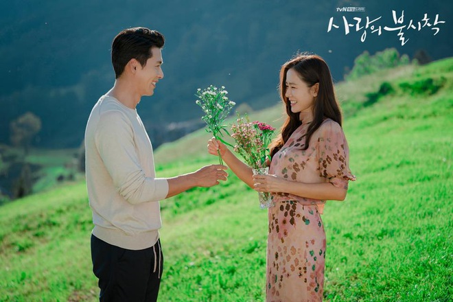 Từ Crash Landing On You đến siêu đám cưới hôm nay, Son Ye Jin - Hyun Bin đúng là chuẩn mực của phim giả tình thật - Ảnh 11.