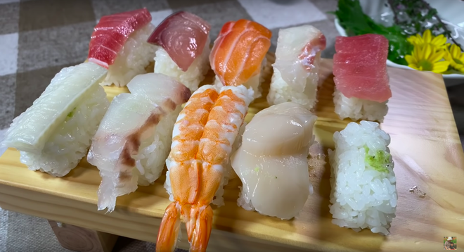 Góc dễ thương: Chiếc thuyền sushi trong vlog mới của Quỳnh Trần JP suýt… trôi đi vì quá nặng, ngồi ăn mà phải lo giữ không rơi mất! - Ảnh 5.