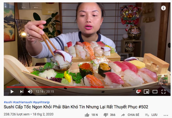 Góc dễ thương: Chiếc thuyền sushi trong vlog mới của Quỳnh Trần JP suýt… trôi đi vì quá nặng, ngồi ăn mà phải lo giữ không rơi mất! - Ảnh 1.